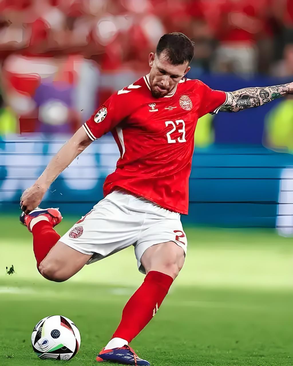 华体会_欧洲杯哪个国家球员面部被球击中受伤